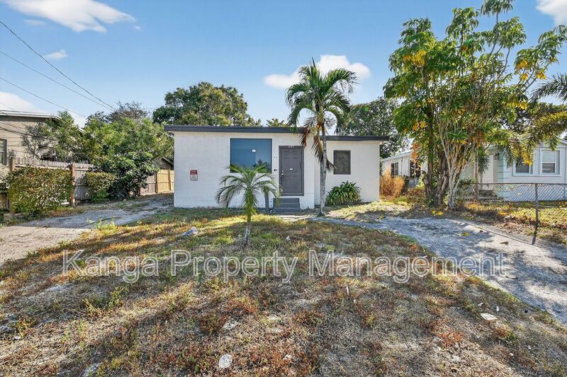 Riviera Beach House: 1257 W 35th St