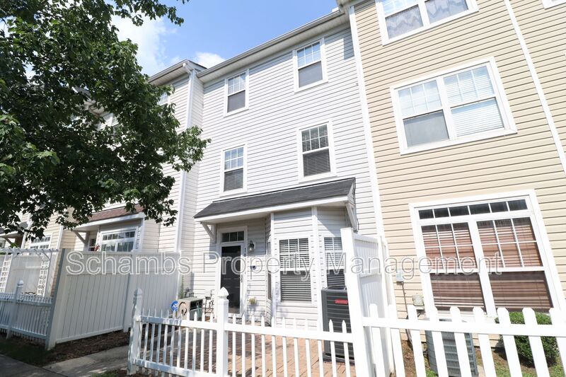 Raleigh House: 8631 Neuse Club Ln