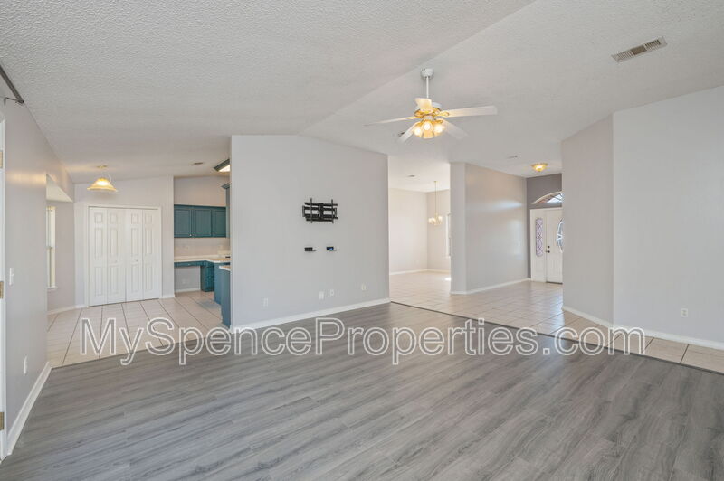CRESTVIEW House: 1202 Northview Drive - 1202