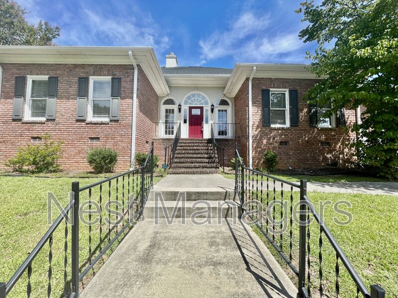 Fayetteville House: 6214 Kirkwall Rd