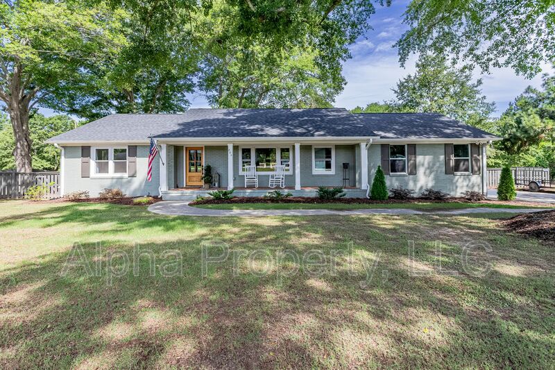 Fountain Inn House: 804 N Weston St