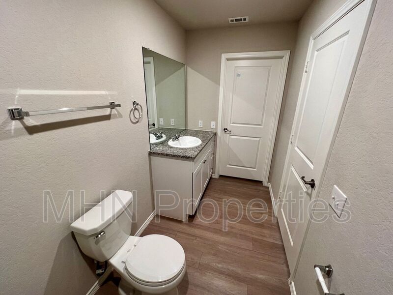 BEAUTIFUL 3 bed/2 Bath Lennar home in prime location! - Photo 17