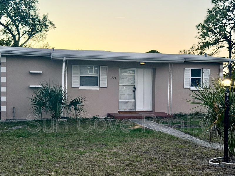Spring Hill House: 1233 Newhope Rd