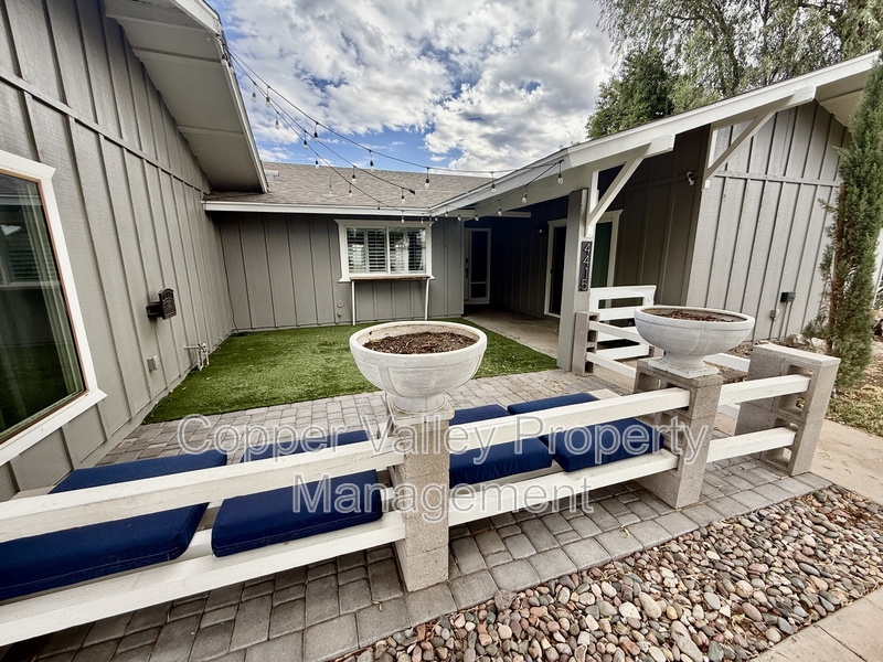 Glendale House: 4415 West Gelding Drive