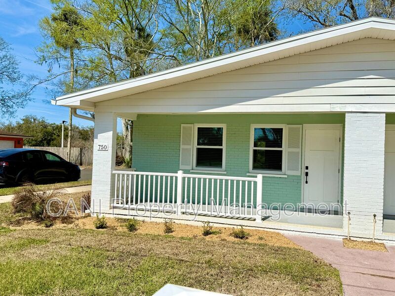 Daytona Beach House: 750 Bethune Street