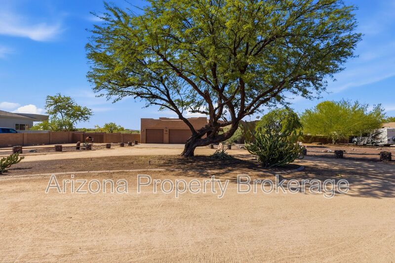 Phoenix House: 1933 W Tanya Trl