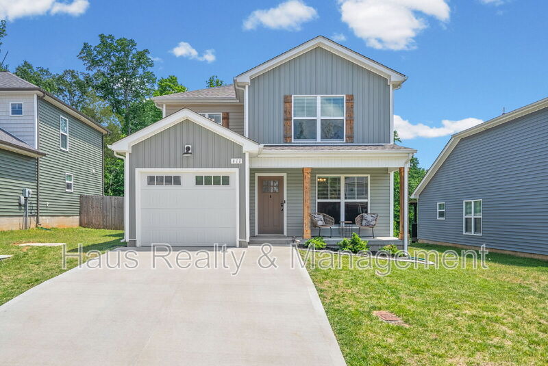 Clarksville House: 411 Hillside Dr
