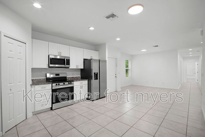 Fort Myers House: 3309 Armstrong Ct