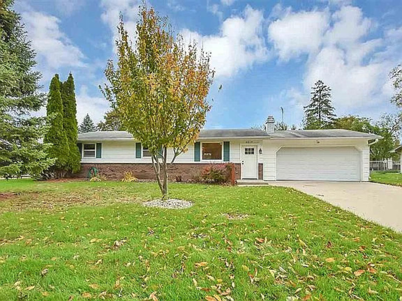 Ashwaubenon House: 2217 Barberry Lane