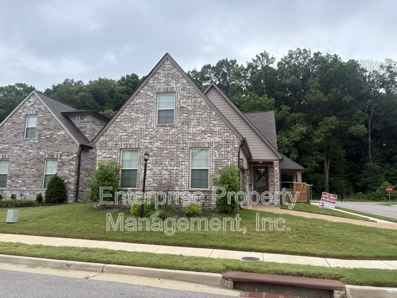 Cordova House: 564 Holden Dr