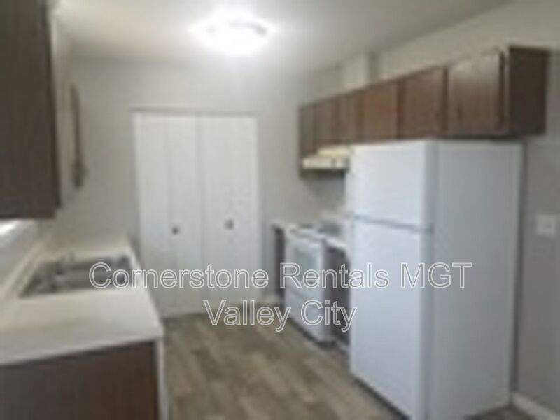 Valley City House: 806 11th St NW