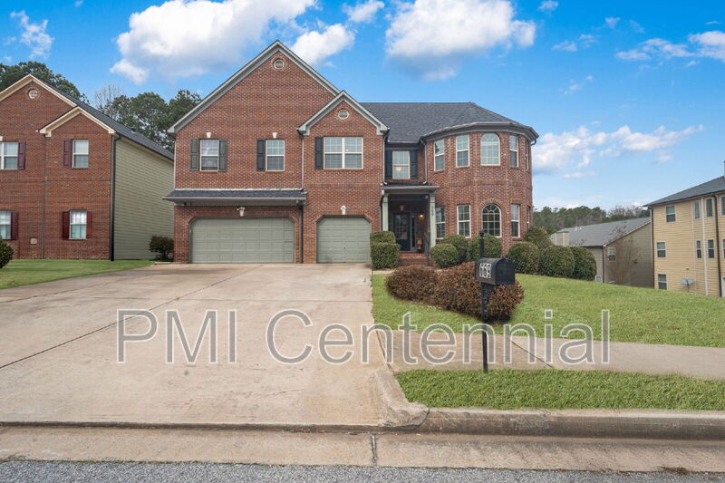 Fairburn House: 669 Sportsman Lane