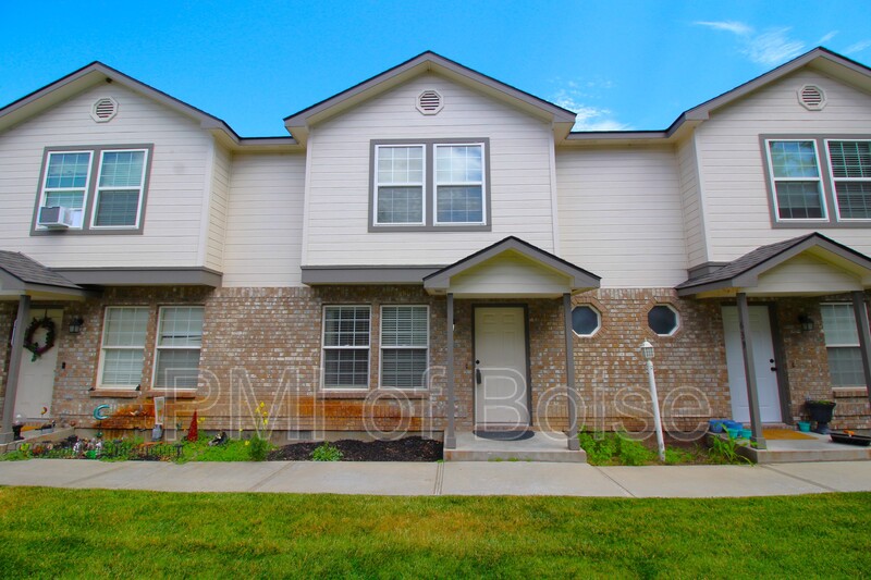 Meridian Townhome: 633 W Idaho Ave