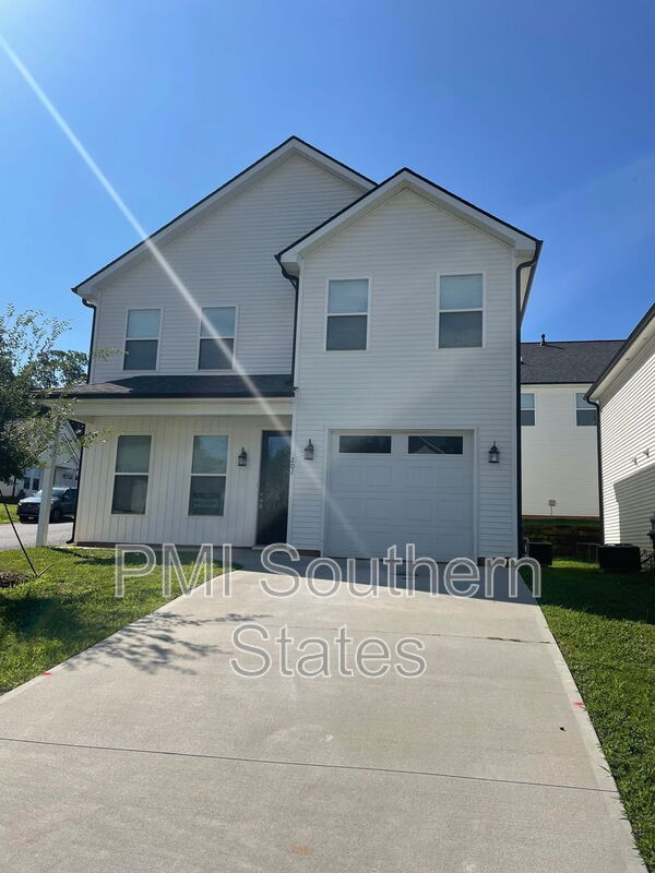 Travelers Rest House: 201 Clarus Crk Wy