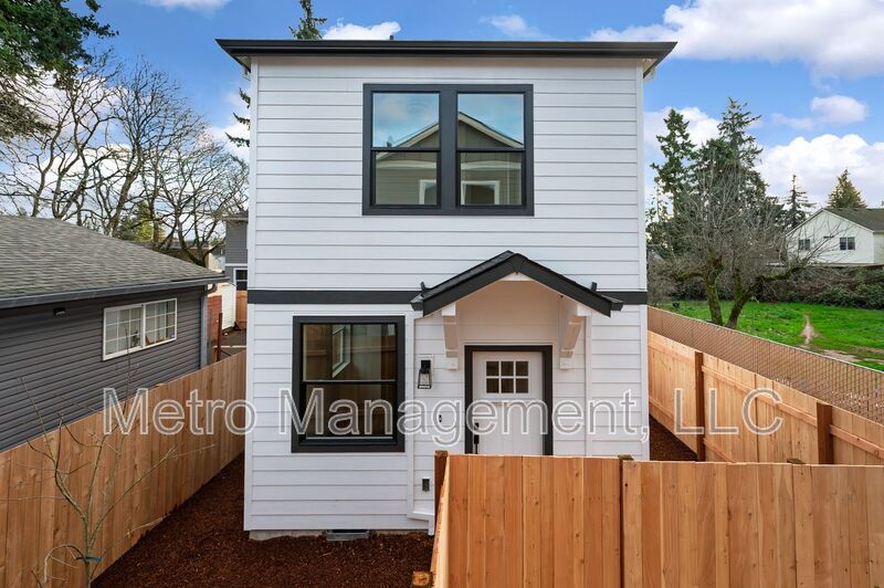 Portland House: 12094 Se Market St