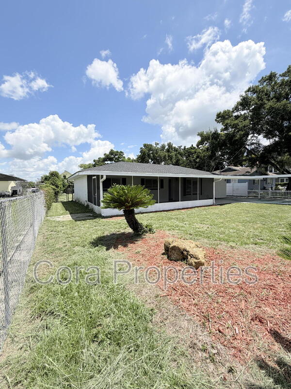 Winter Haven House: 825 Avenue Y Northwest