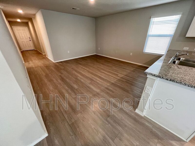 BEAUTIFUL 3 bed/2 Bath Lennar home in prime location! - Photo 7