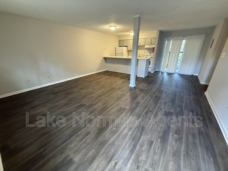 Hickory Condo: 381 20th Avenue NE