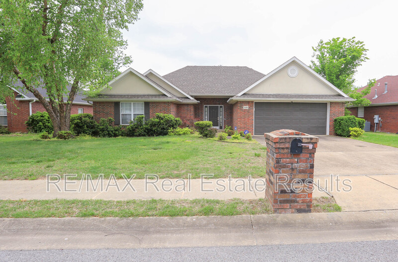 Bentonville House: 3606 SE 8th St