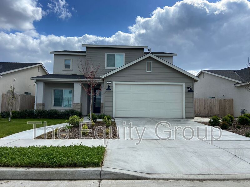 Visalia House: 225 West Tyler Ave
