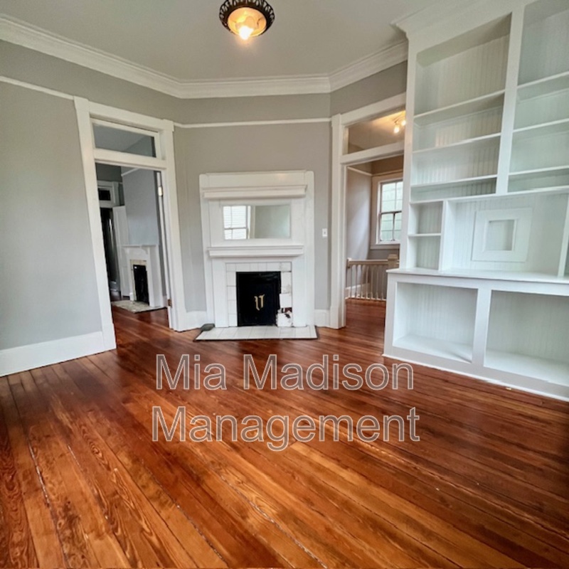 Savannah House: 123 E 40th St
