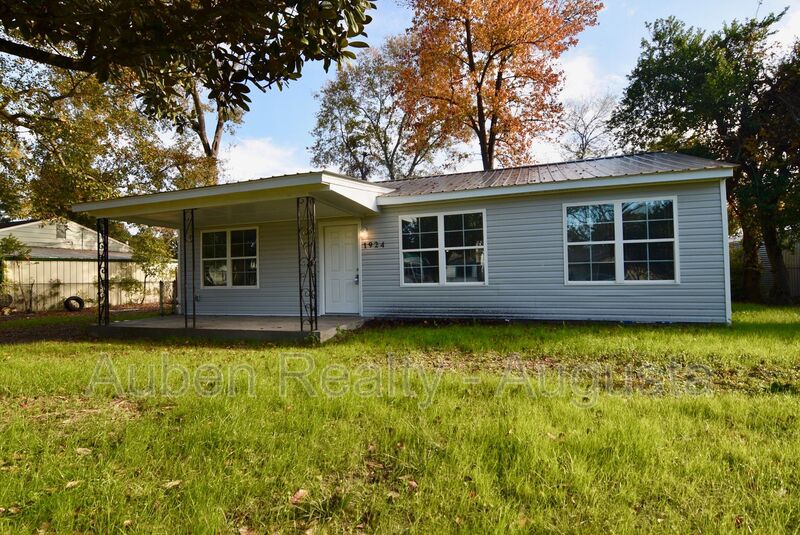 Augusta House: 1924 Roberson Road