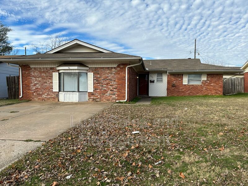 Midwest City House: 621 N Lotus Avenue