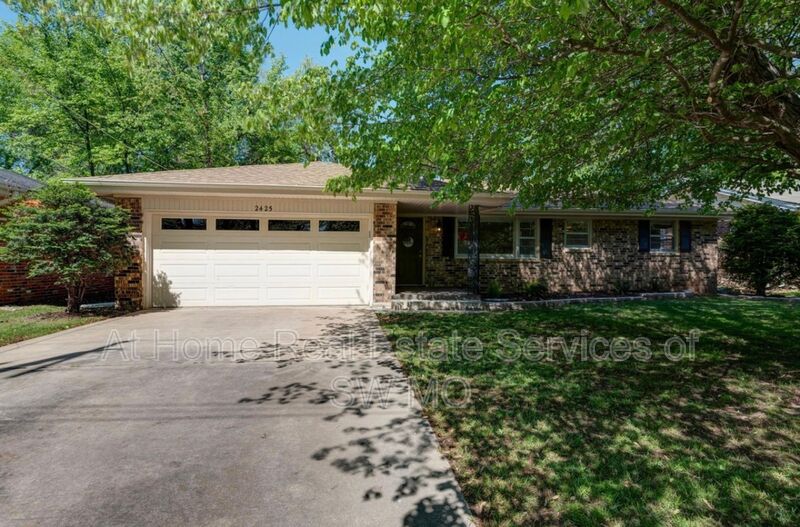 Springfield House: 2425 S Dollison