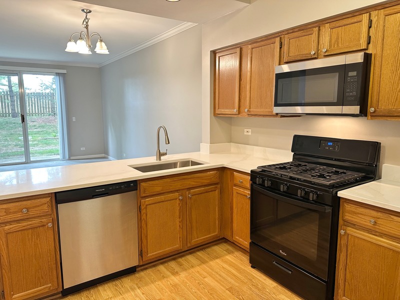Lake In The Hills Townhome: 104 Harvest Gate