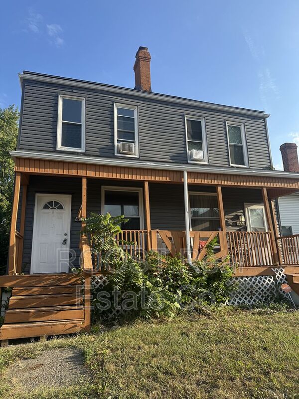 Columbus House: 480-482 E. Markison Avenue