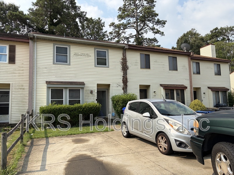 Virginia Beach Townhome: 416 Hill Meadow Drive