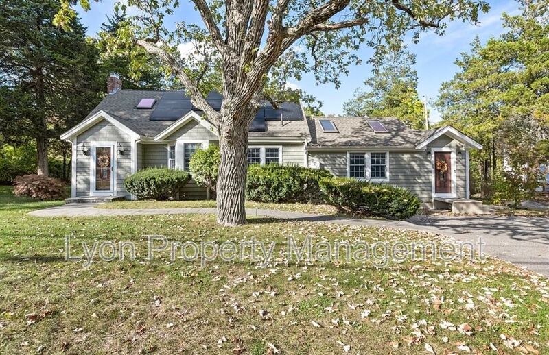 Sharon House: 380 N Main St