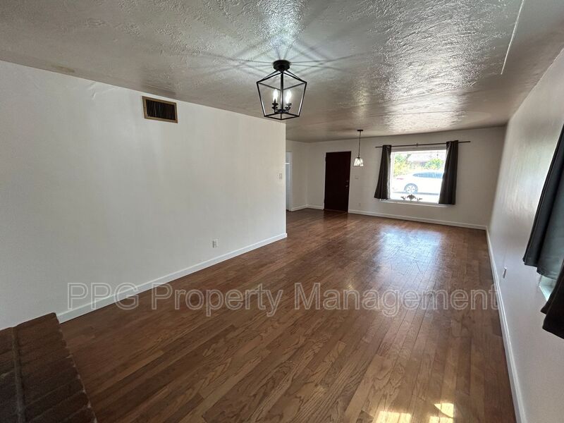 Mesa House: 456 N Horne