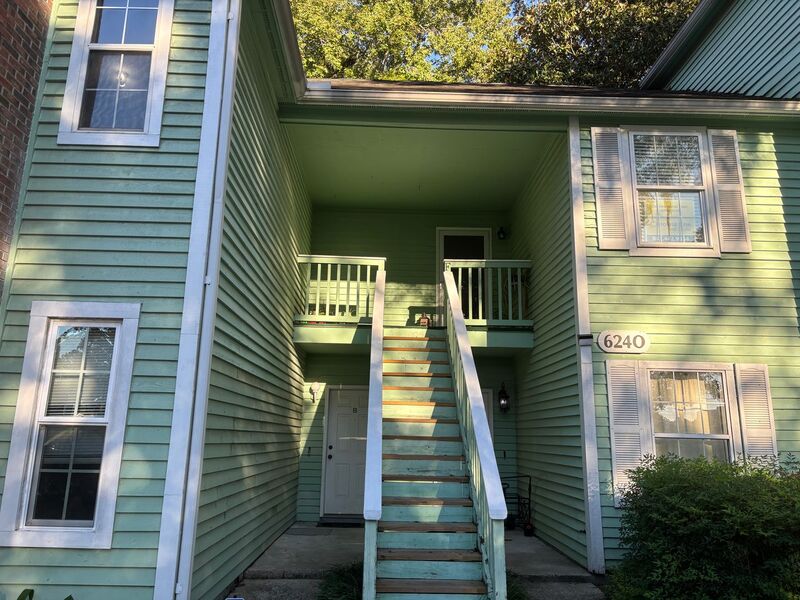 North Charleston House: 6241 Rolling Fork Rd