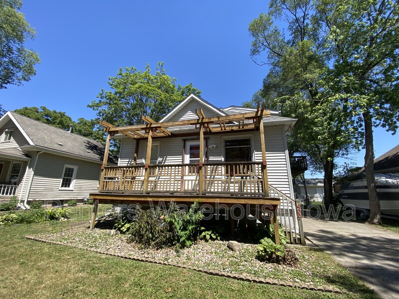 West Des Moines Condo: 409 2nd Street