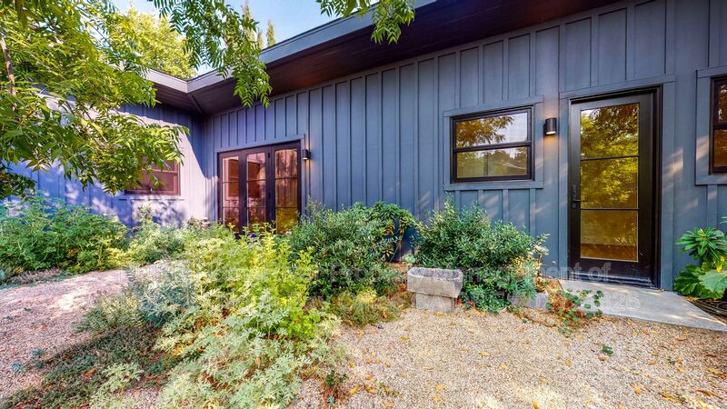 St. Helena House: 945 Brown St