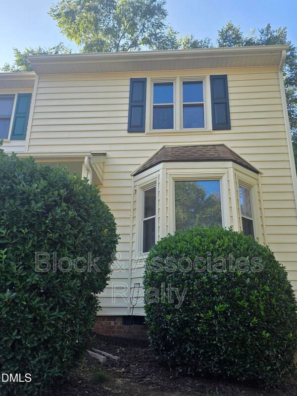 Raleigh House: 6550 Thetford Ct