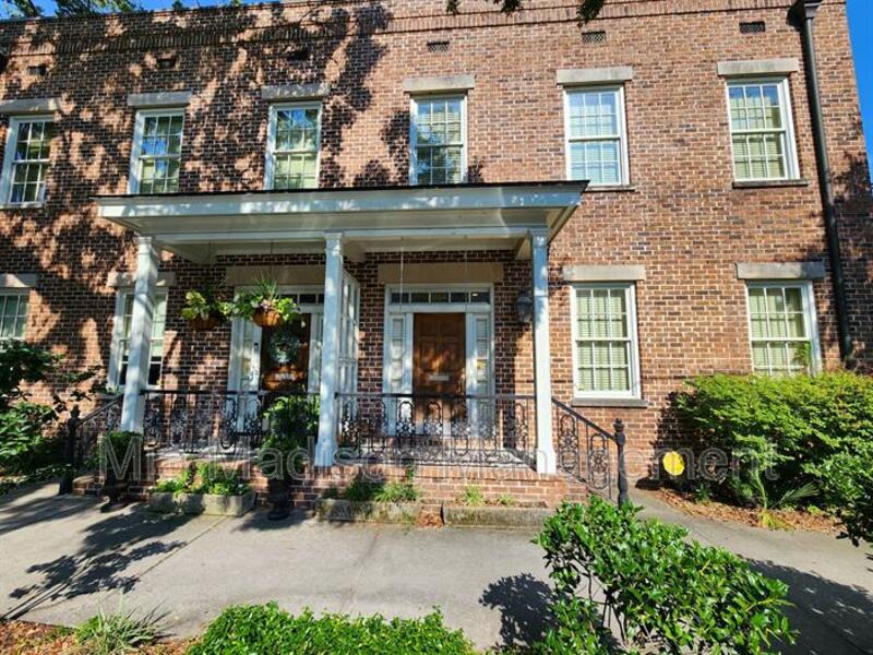 Savannah House: 464 Montgomery St