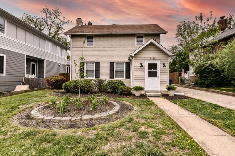 Arlington House: 1128 N Kentucky St