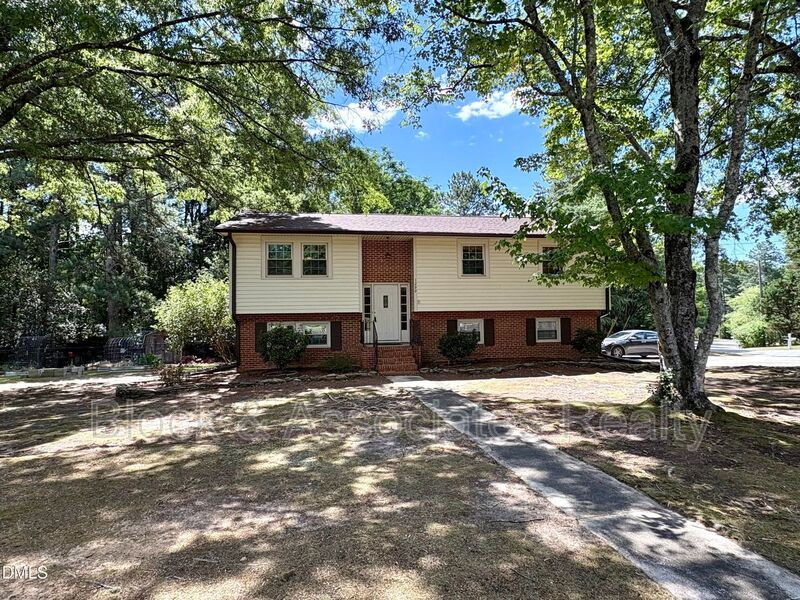 Apex House: 1200 Boxwood Ln