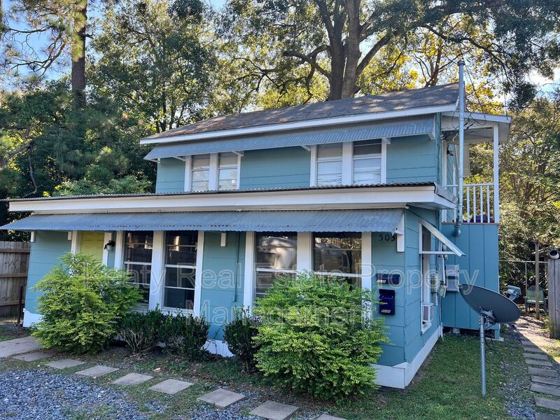 Lafayette House: 503 Southdown Place
