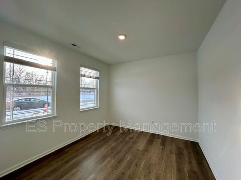 Beautiful, 2 Story Newly Built - 3 Bedroom, 2.5 Bath!  - Photo 5