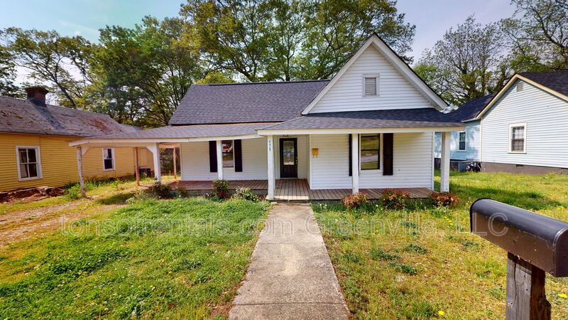 Spartanburg House: 579 Saxon Ave