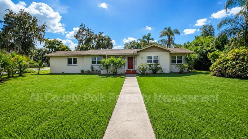 Lakeland House: 925 Sikes Blvd.