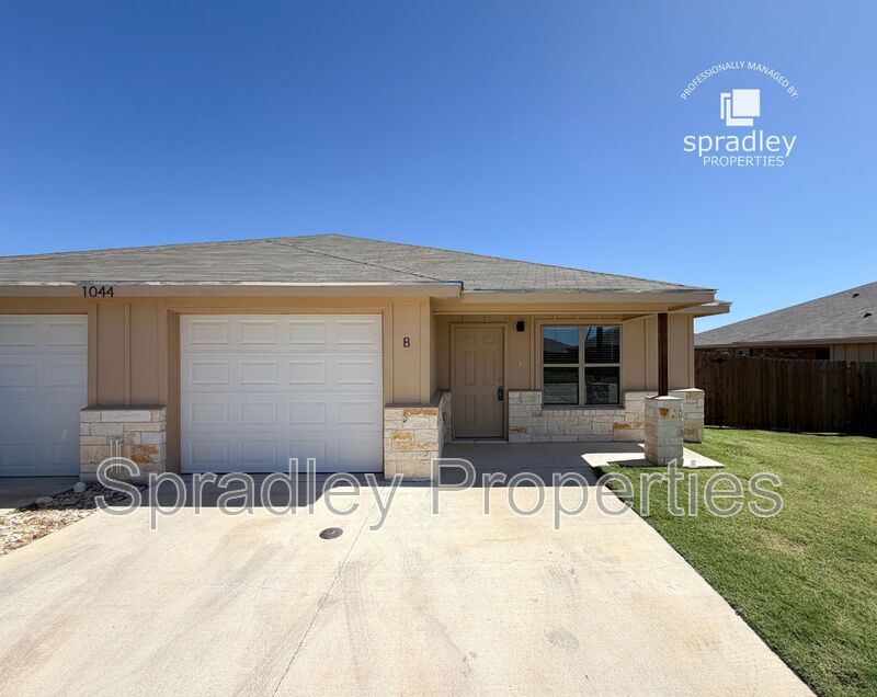 Belton Townhome: 1044B Edwards Dr