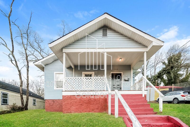 Winston-Salem House: 918 Camel Avenue