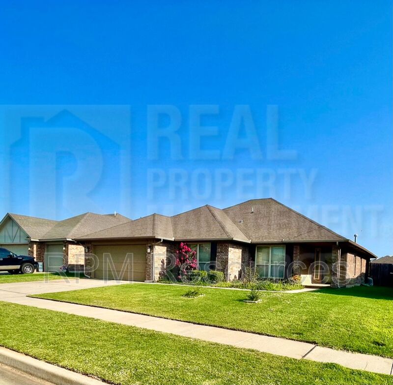 Yukon House: 10913 SW 30th St