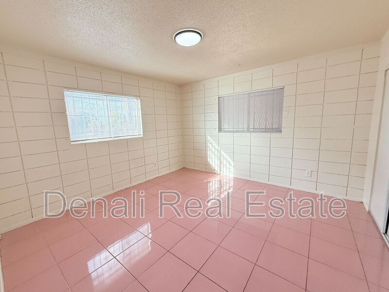 Phoenix House: 617 W Minton St