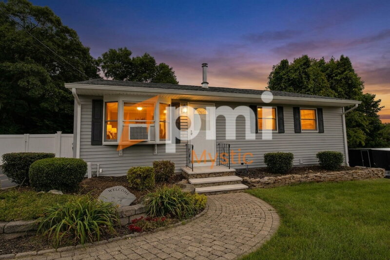 Mystic House: 90 Nantucket Dr