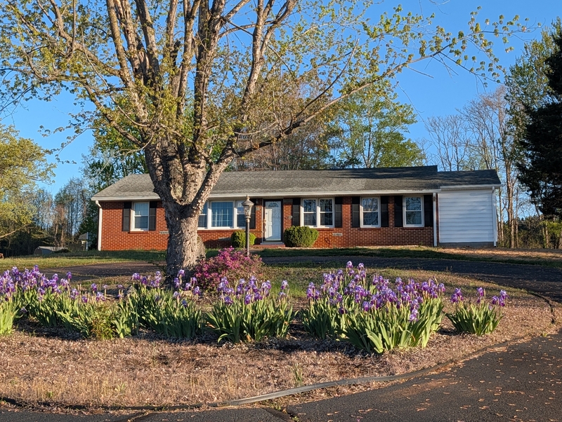 Lynchburg House: 6138 Village Highway